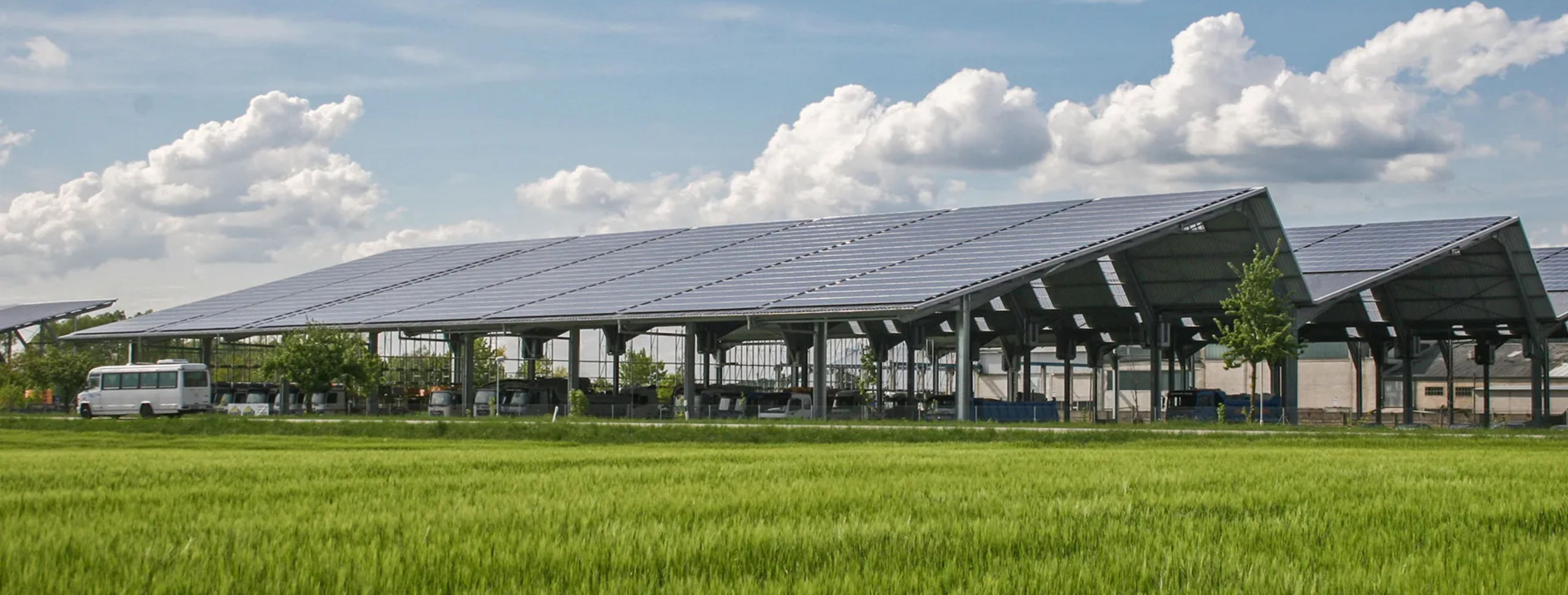 Zwei einreihige Stahl-Carport Systeme für Autos