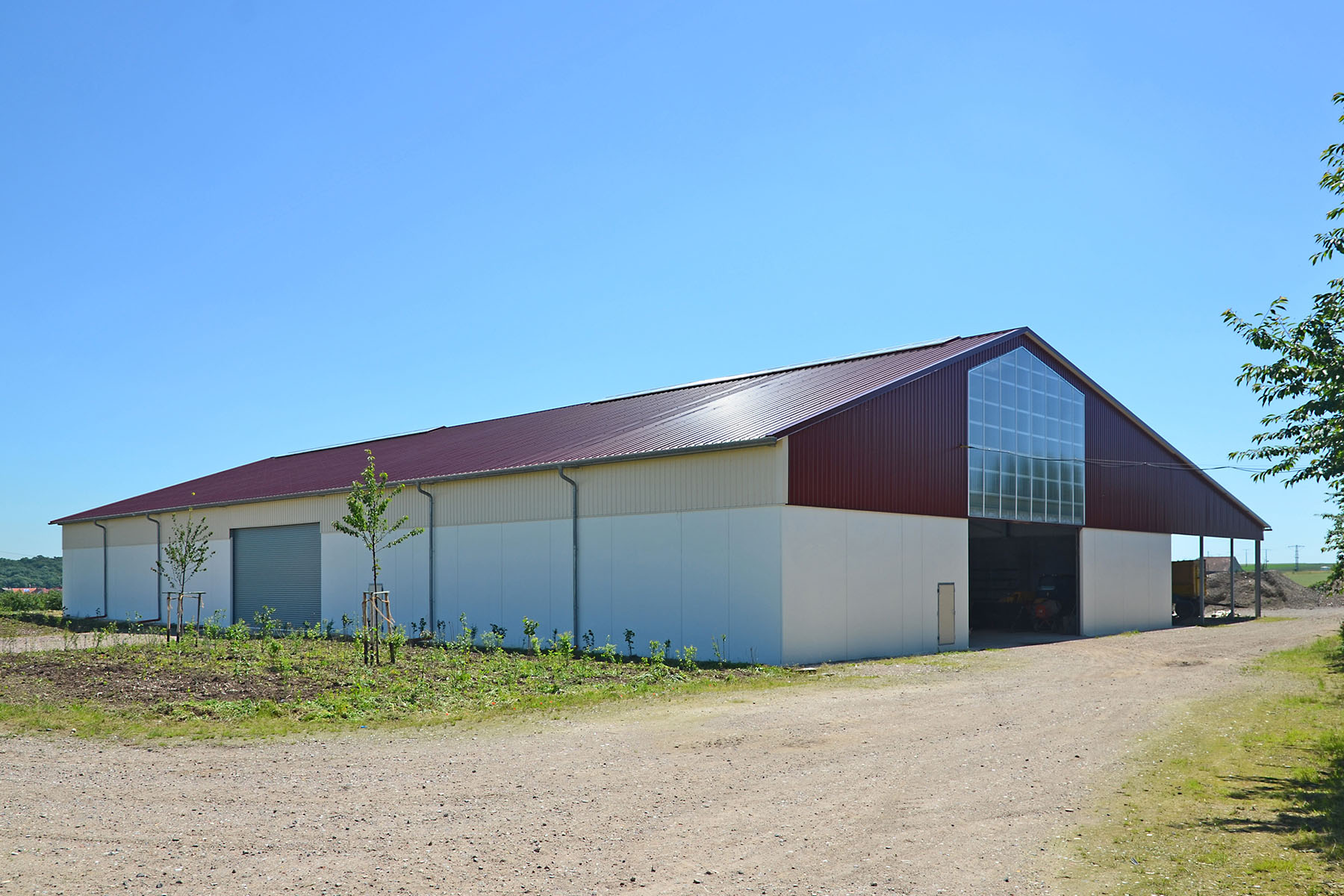 Maschinenhalle mit Schüttwänden