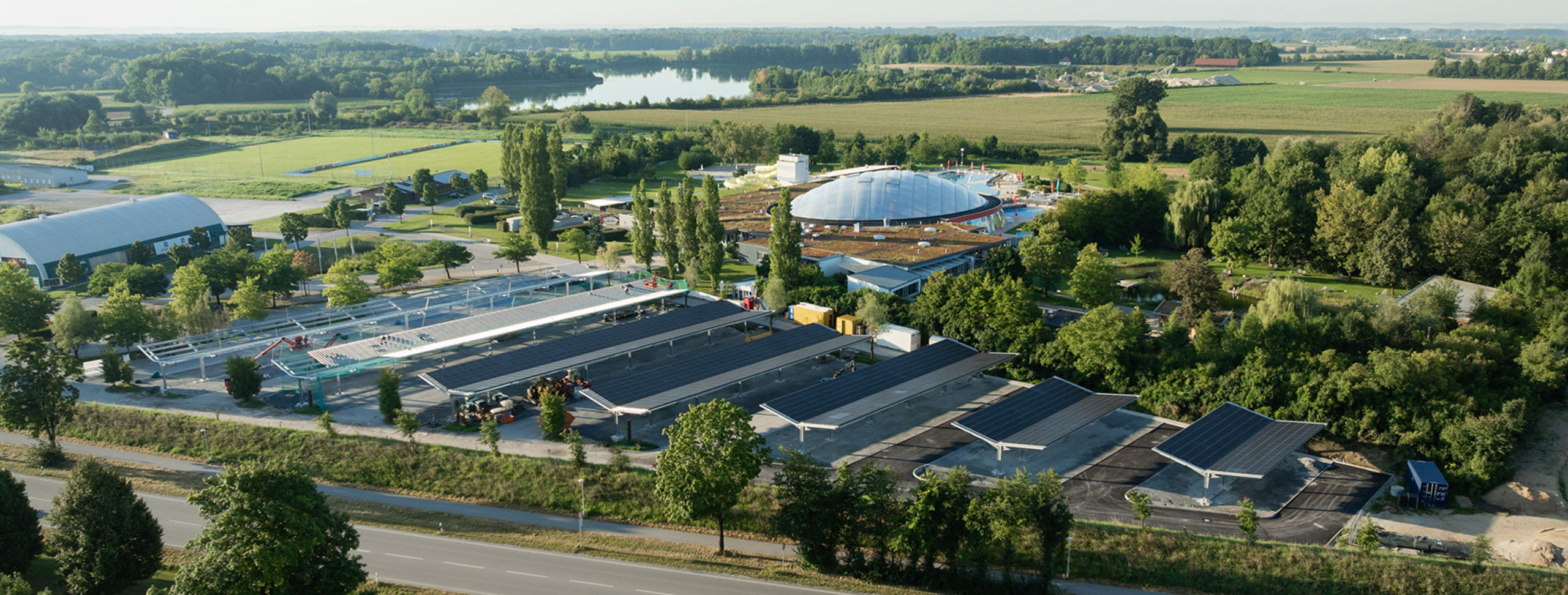 PV-Stahl Carports in Y-Form auf Freibadparkplatz