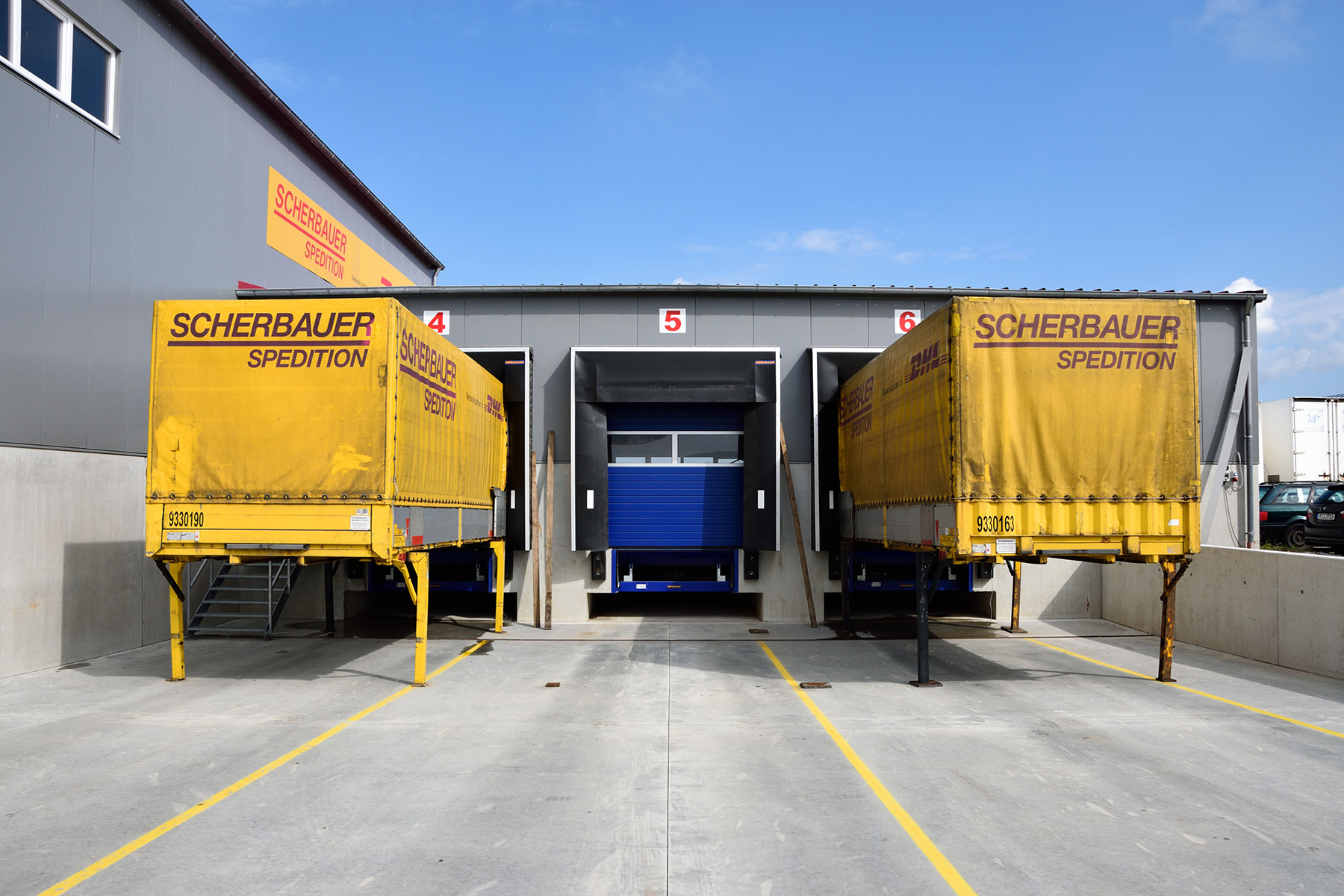 Logistikhalle mit Laderampen