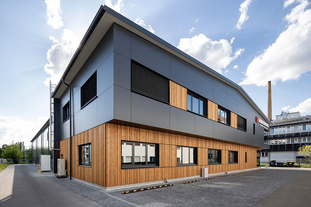 moderner Gewerbebau in Anthrazit und Holz