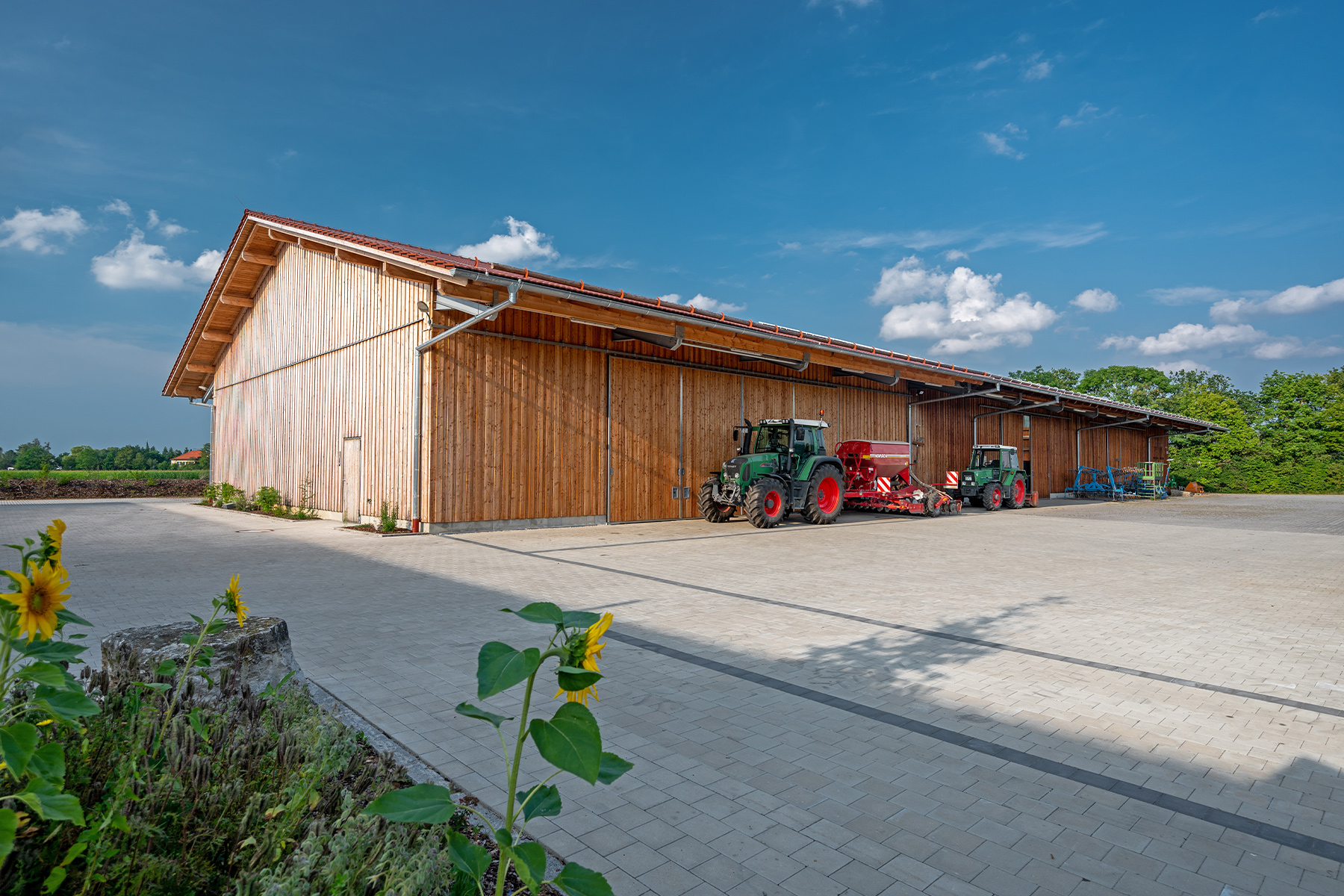 Lagerhalle mit Holzverkleidung