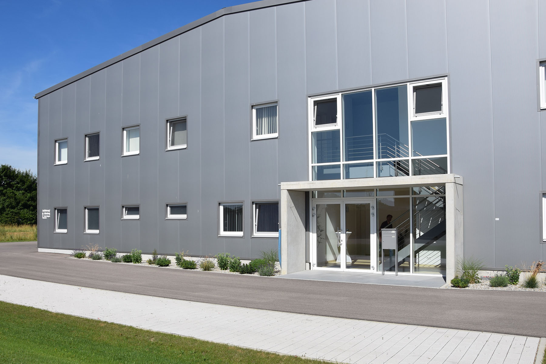 Produktionshalle mit Buero