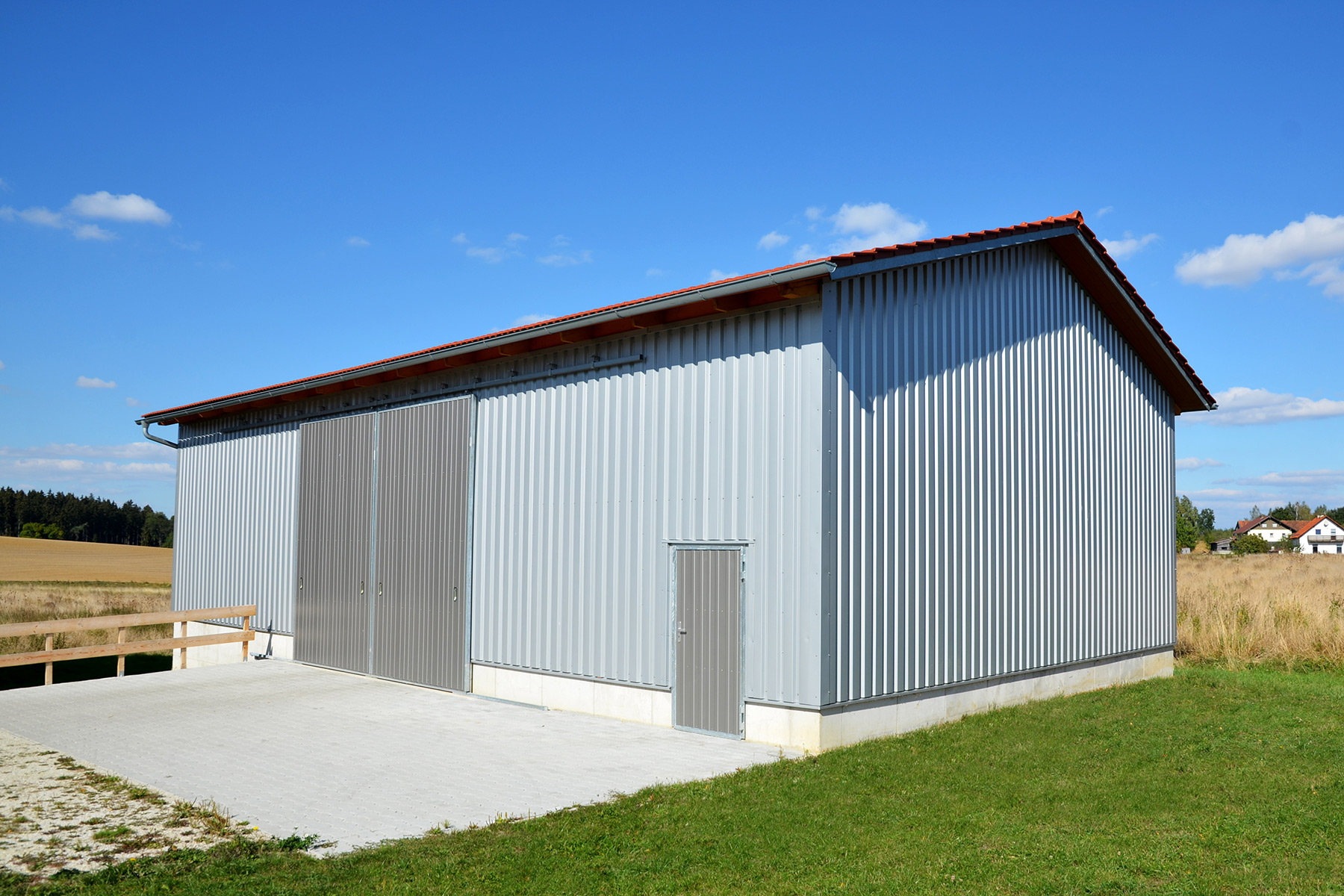 Maschinenhalle mit Trapezblechverkleidung