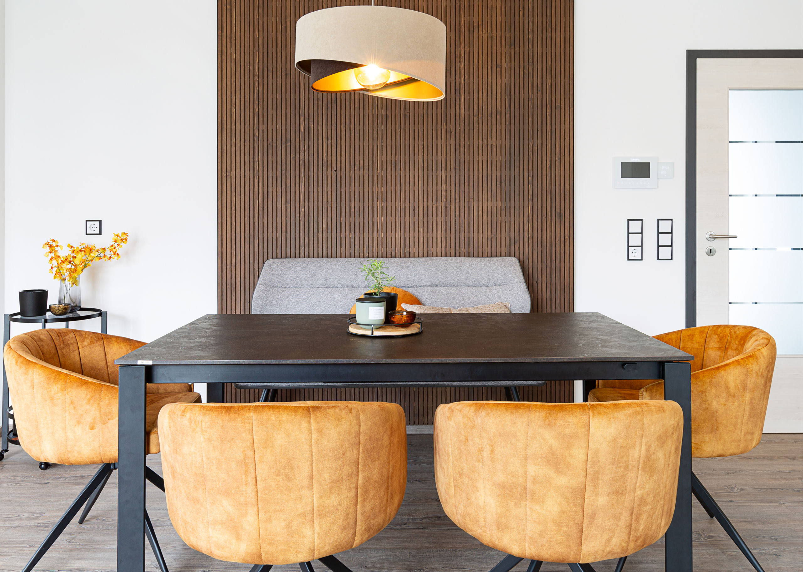 Modernes Esszimmer mit Akustikpaneelen