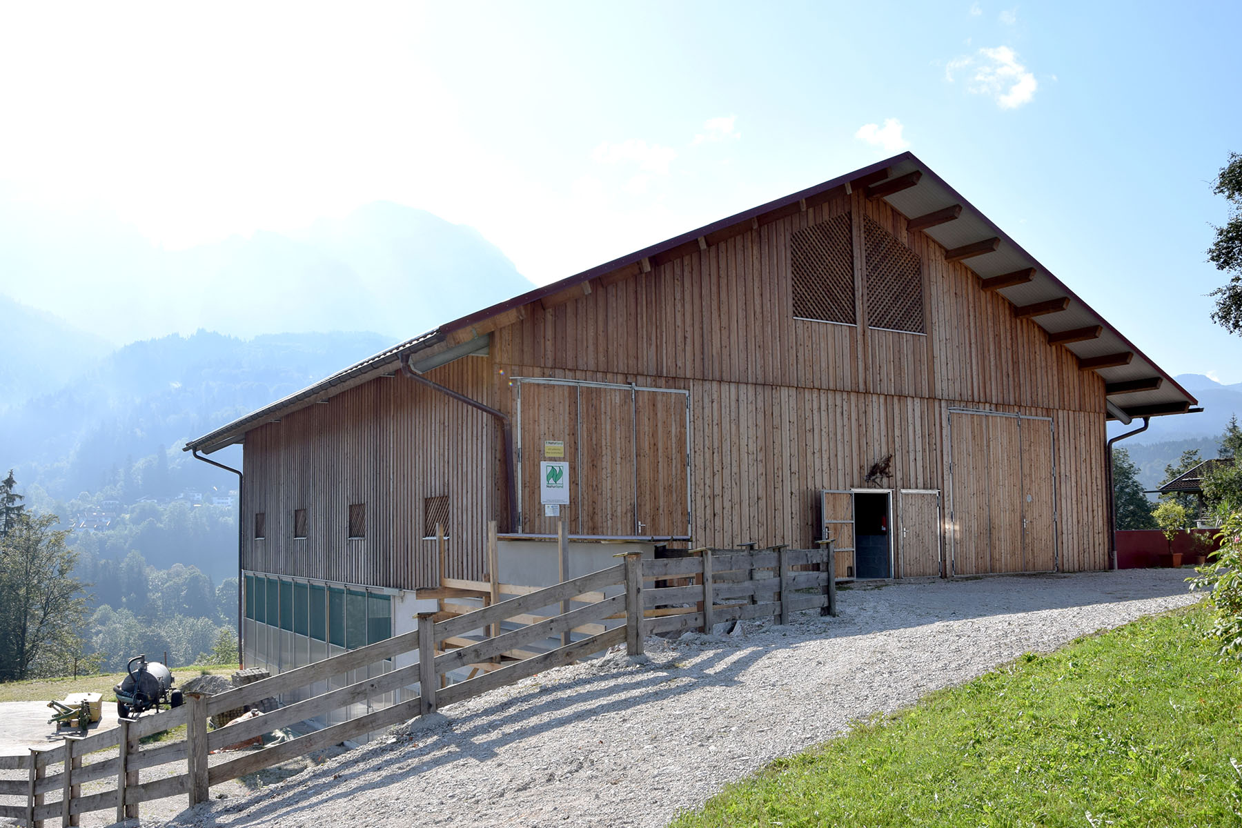 Bergehalle mit Holzverkleidung